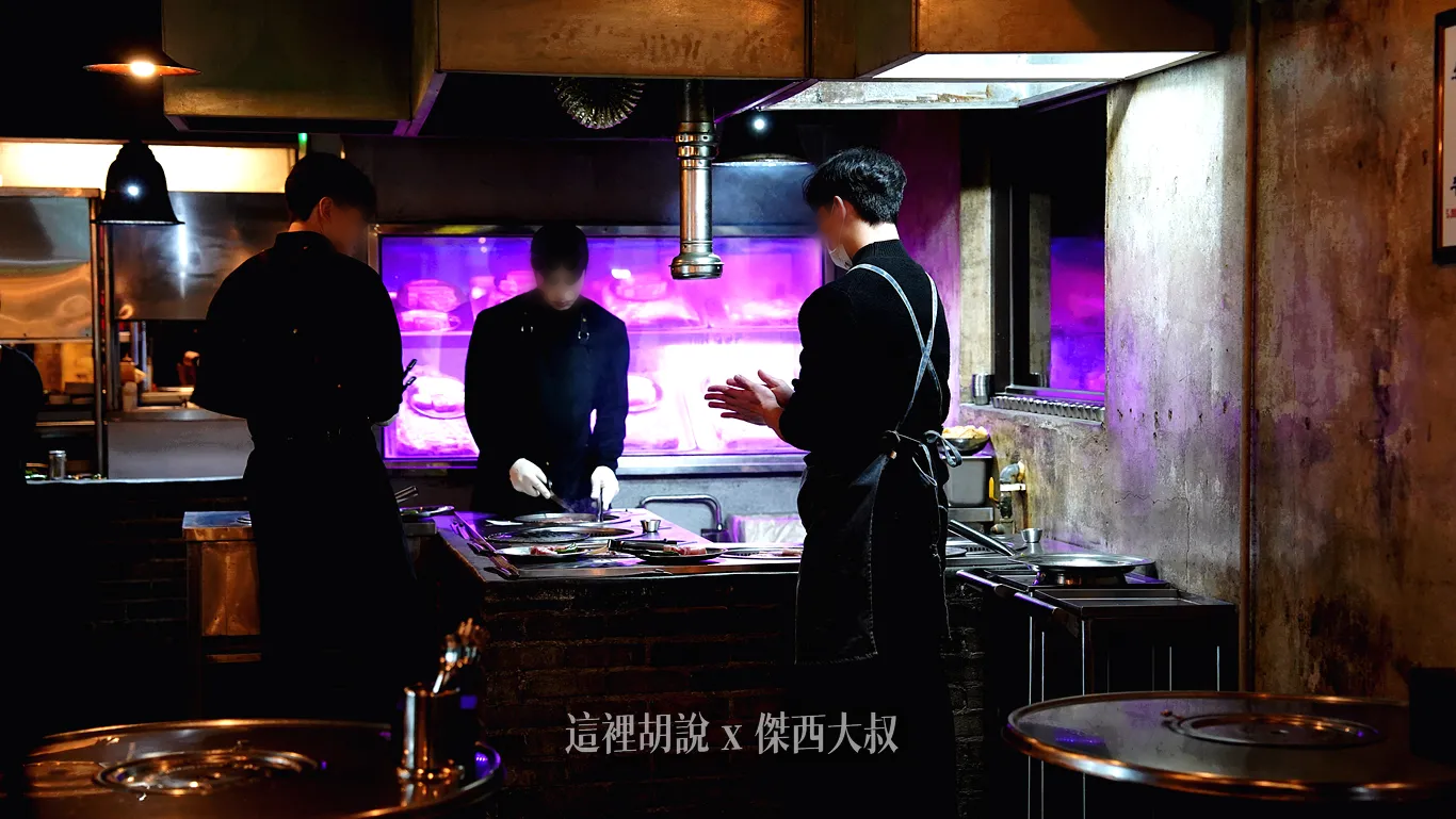 小哥就在這個烤爐先把烤肉先處理好才送上桌