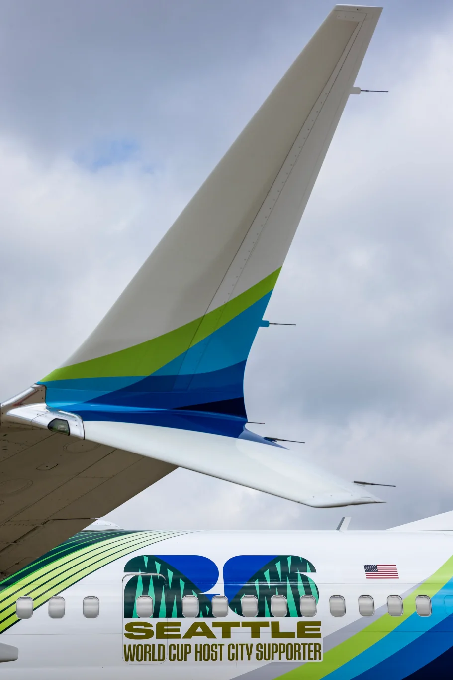 阿拉斯加航空攜手 2026 年世界盃西雅圖主辦委員會 推出全新彩繪機慶祝夏日足球盛事：攜手卡達航空 西雅圖地主航空公司推世界盃主題彩繪機