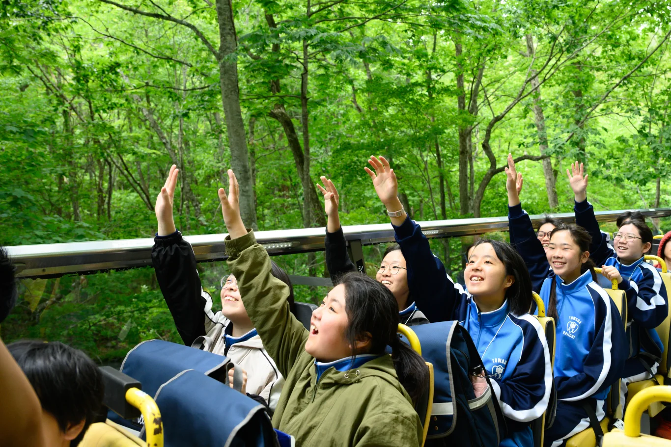 體驗溪流敞篷巴士之旅的學生們