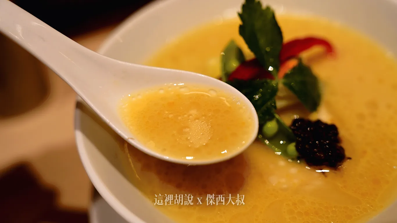 他的雞白湯可以看到顏色濃郁 他的雞白湯可以看到顏色濃郁