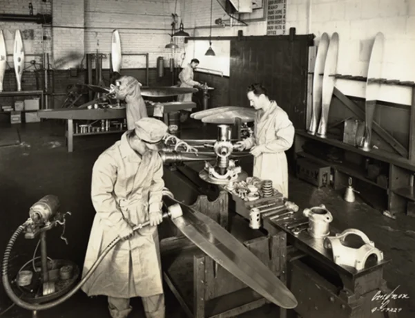 1947 年土爾沙技術營運中心團隊成員在螺旋槳工廠工作的歷史照片。 1947 年土爾沙技術營運中心團隊成員在螺旋槳工廠工作的歷史照片。