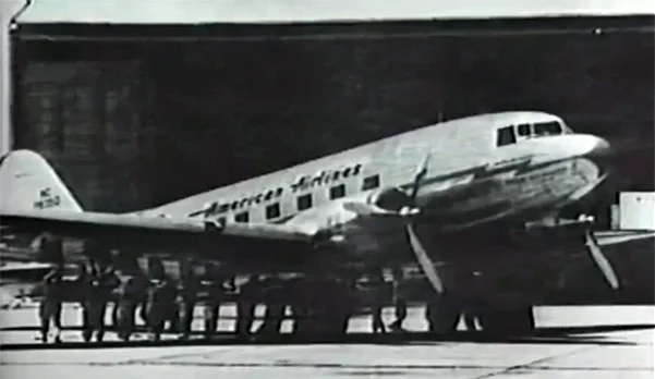 1946 年 7 月 17 日,道格拉斯 DC-3「舊金山旗艦號」在土爾沙技術營運中心完成首次飛機大修後駛出機棚。 1946 年 7 月 17 日,道格拉斯 DC-3「舊金山旗艦號」在土爾沙技術營運中心完成首次飛機大修後駛出機棚。