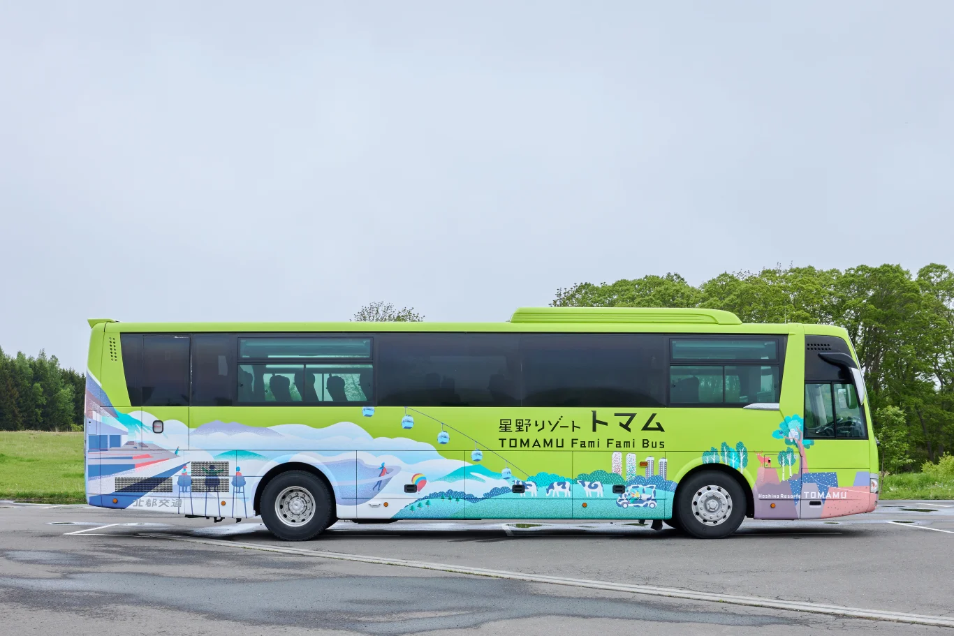 彩繪著雲海平台與放牧牛群的「TOMAMU 之夏」車身設計。