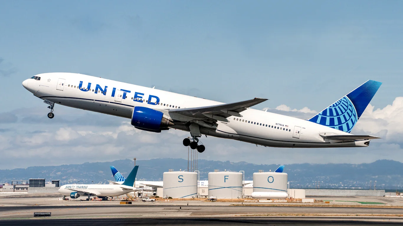 聯合航空 UA14班機預計於今晚搭乘波音777-200客機從紐華克／紐約出發前往倫敦，這標誌著該航空公司首架配備Starlink的寬體客機商業航班正式啟航，也是今年預計配備Starlink的近60架寬體客機中的第一架，而整個寬體機隊預計將在明年夏天完成設備的新增。