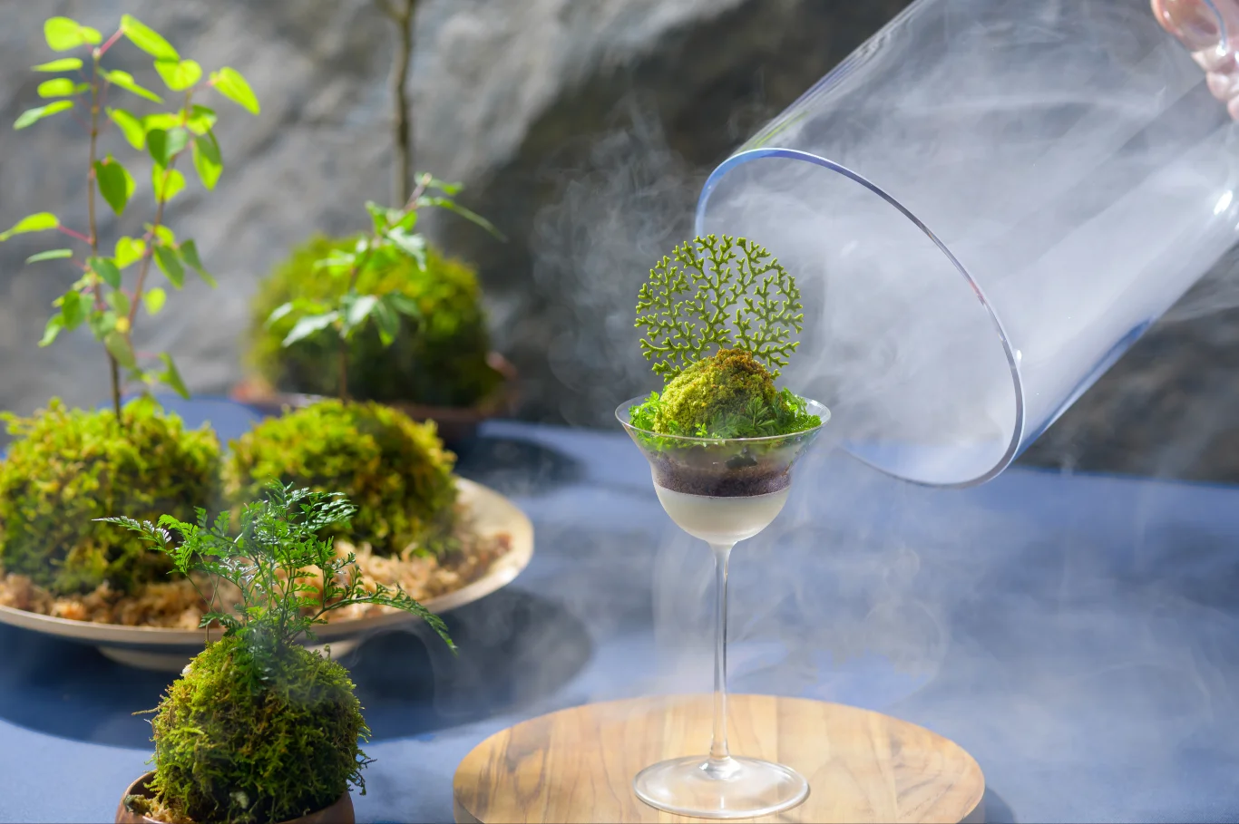 【奧入瀨溪流飯店】以玻璃圓罩中散發出的幻想霧氣表現夏日山霧的「奧入瀨苔蘚聖代」