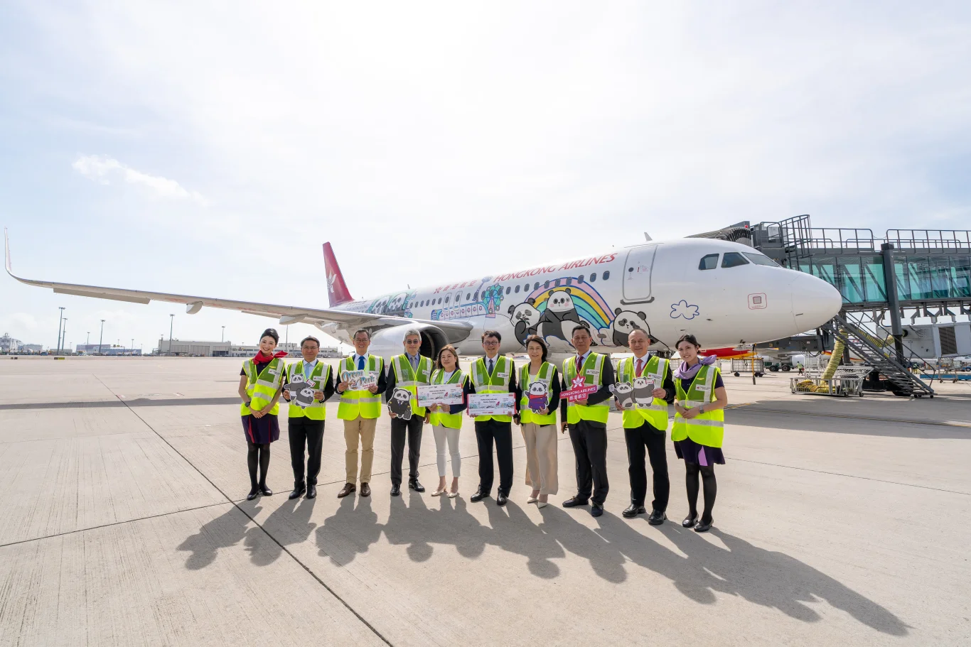 主題機艙內飾及限定紀念品首航成都 大熊貓化身旅遊大使翱翔天際（左二至右二）海洋公園公司行政總裁黃嗣輝先生、海洋公園公司董事局主席龐建貽先生、文化體育及旅遊局副局長劉震先生、文化體育及旅遊局局長羅淑佩女士、運輸及物流局副局長廖振新先生、香港機場管理局行政總裁張李佳蕙女士、香港航空董事長王曉東先生及香港航空總裁孫劍鋒先生，共同主持 Panda Friends 彩繪客機主題航班預覽活動