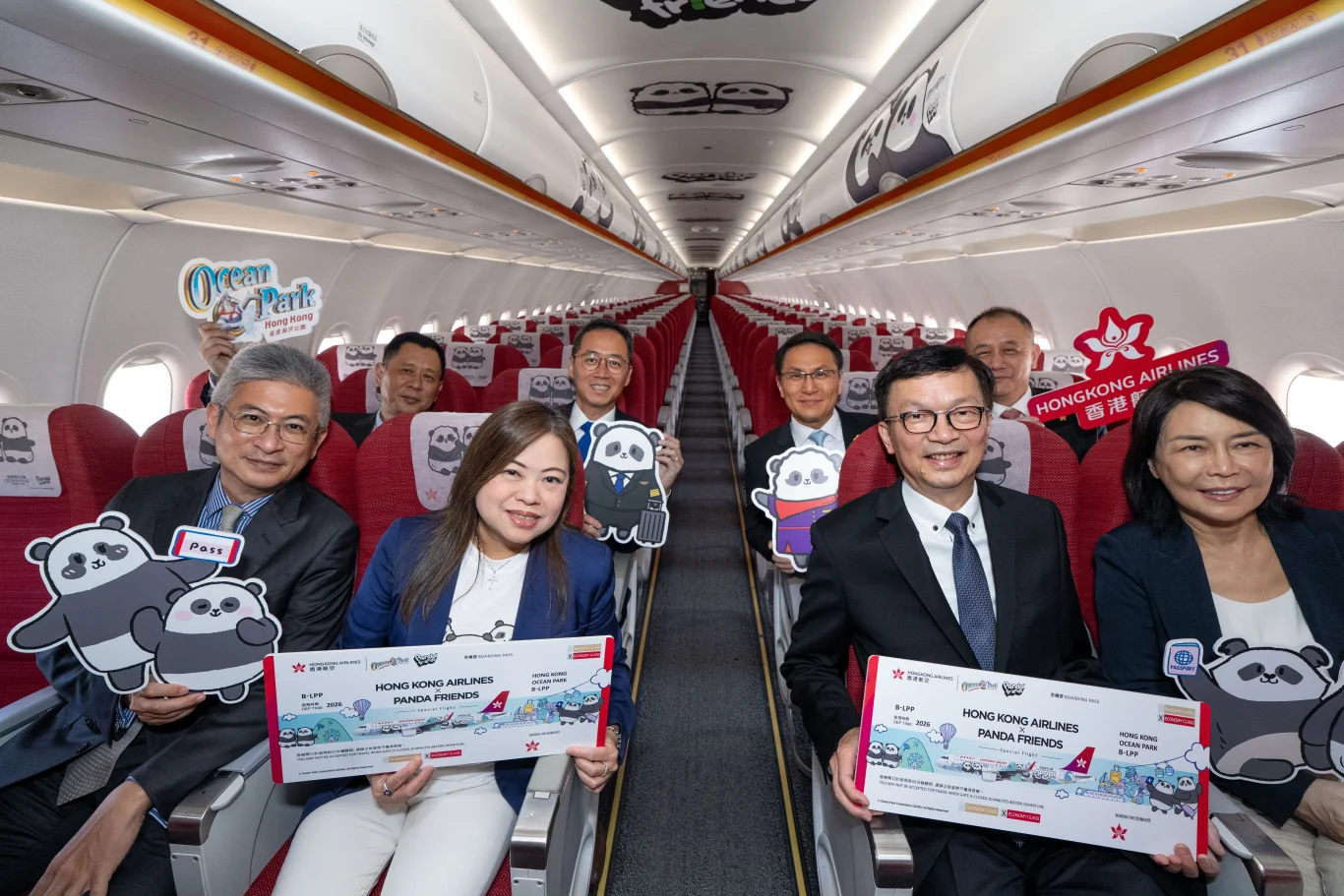 （前排左起）文化體育及旅遊局副局長劉震先生、文化體育及旅遊局局長羅淑佩女士、運輸及物流局副局長廖振新先生、香港機場管理局行政總裁張李佳蕙女士、（後排左起）香港航空董事長王曉東先生、海洋公園公司董事局主席龐建貽先生、海洋公園公司行政總裁黃嗣輝先生及香港航空總裁孫劍鋒先生
