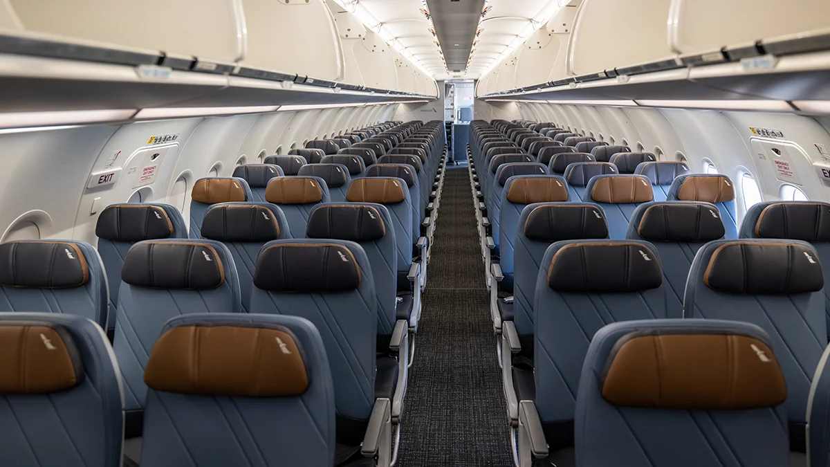 改裝後的客機在整個主艙都採用美國航空全新的飾板與內裝。