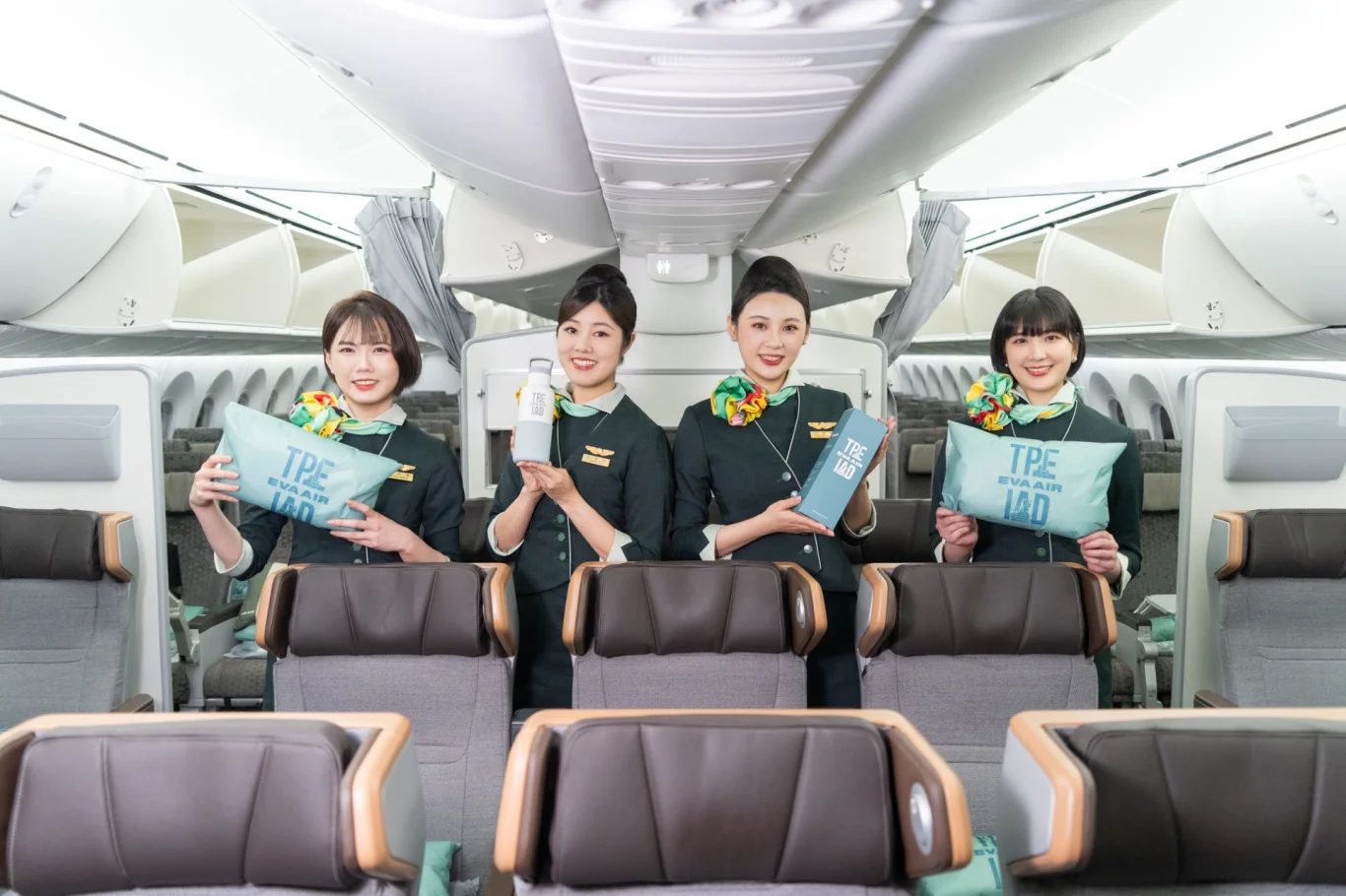 搭乘首航班的旅客，可以獲得長榮航空精心準備的「華盛頓首航限定HYDY時尚保溫水瓶」之外，還可將機上首航限定小抱枕一起帶回家。