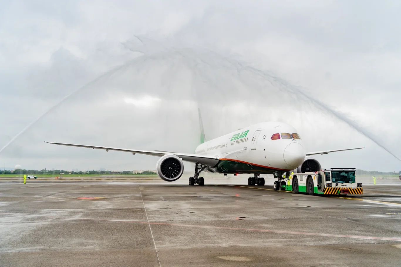 桃園－華盛頓特區航線以全新三艙等的波音787-9機型執飛，桃園國際機場特別安排灑水儀式，共同歡慶這重要的時刻。