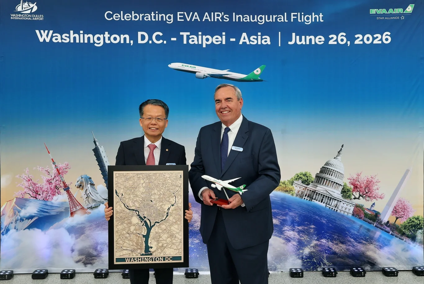 長榮航空孫嘉明總經理(左)與華盛頓機場管理局總裁暨執行長 Mr. Jack Potter(右)於華盛頓特區–桃園的首航儀式互贈紀念品，由孫嘉明總經理致贈波音787-9飛機模型，華盛頓機場管理局總裁暨執行長 Mr. Jack Potter回贈「客製華府地圖框畫」，象徵兩地正式搭起空中橋樑，開啟未來緊密合作的新篇章