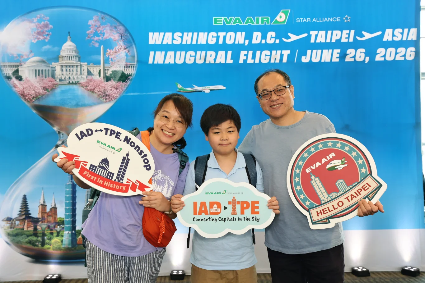 長榮航空華盛頓開航晚宴賓客雲集 華盛頓-台北直航正式啟動紀錄：登機門特製首航紀念蛋糕