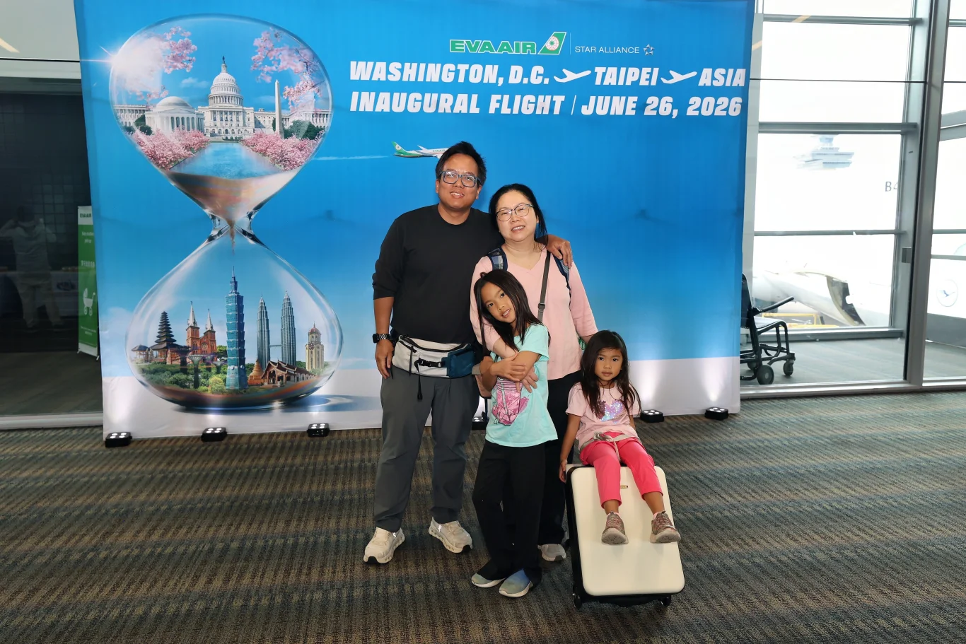 長榮航空華盛頓開航晚宴賓客雲集 華盛頓-台北直航正式啟動紀錄：登機門特製首航紀念蛋糕