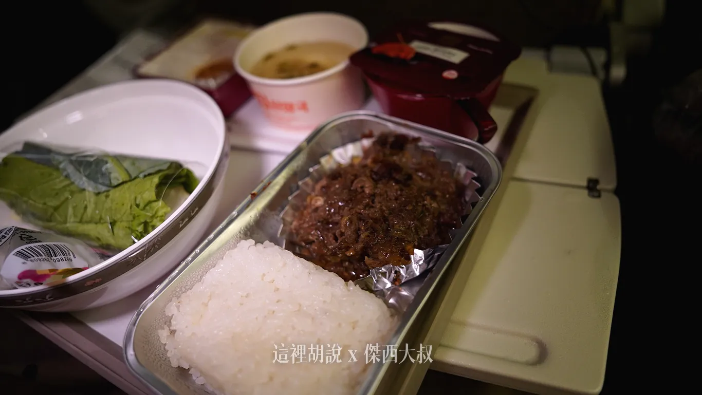 主餐食物的部分，是烤肉跟以及白飯