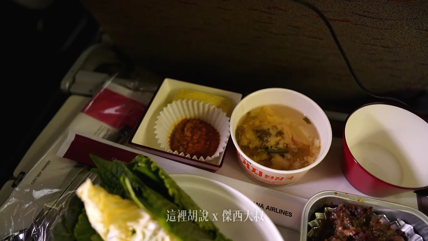 有給包肉醬，一旁給的湯則是沖泡式的大醬湯