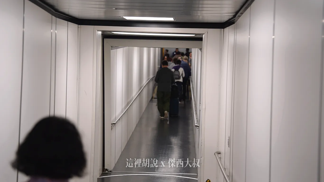 航廈設計的的關係，所以部分空橋會比較長些