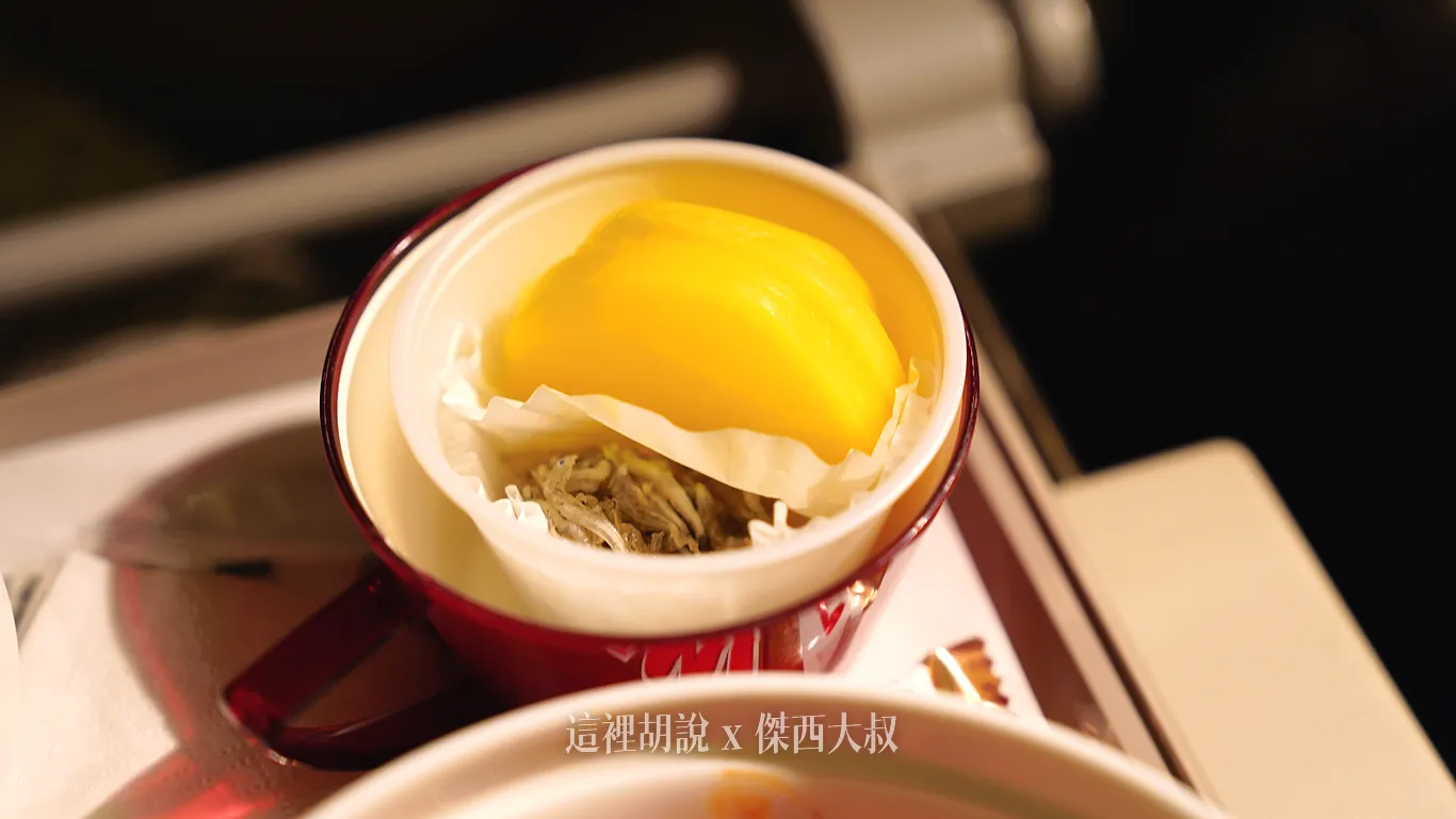 旁邊還有醃漬的黃蘿蔔