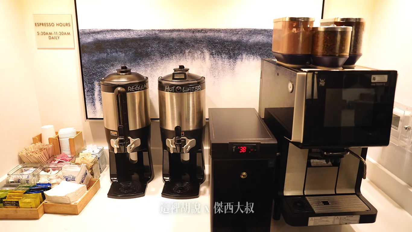 全時段都有提供咖啡吧，但是咖啡機本身有使用時間的限制，早上五點半到中午十一點半