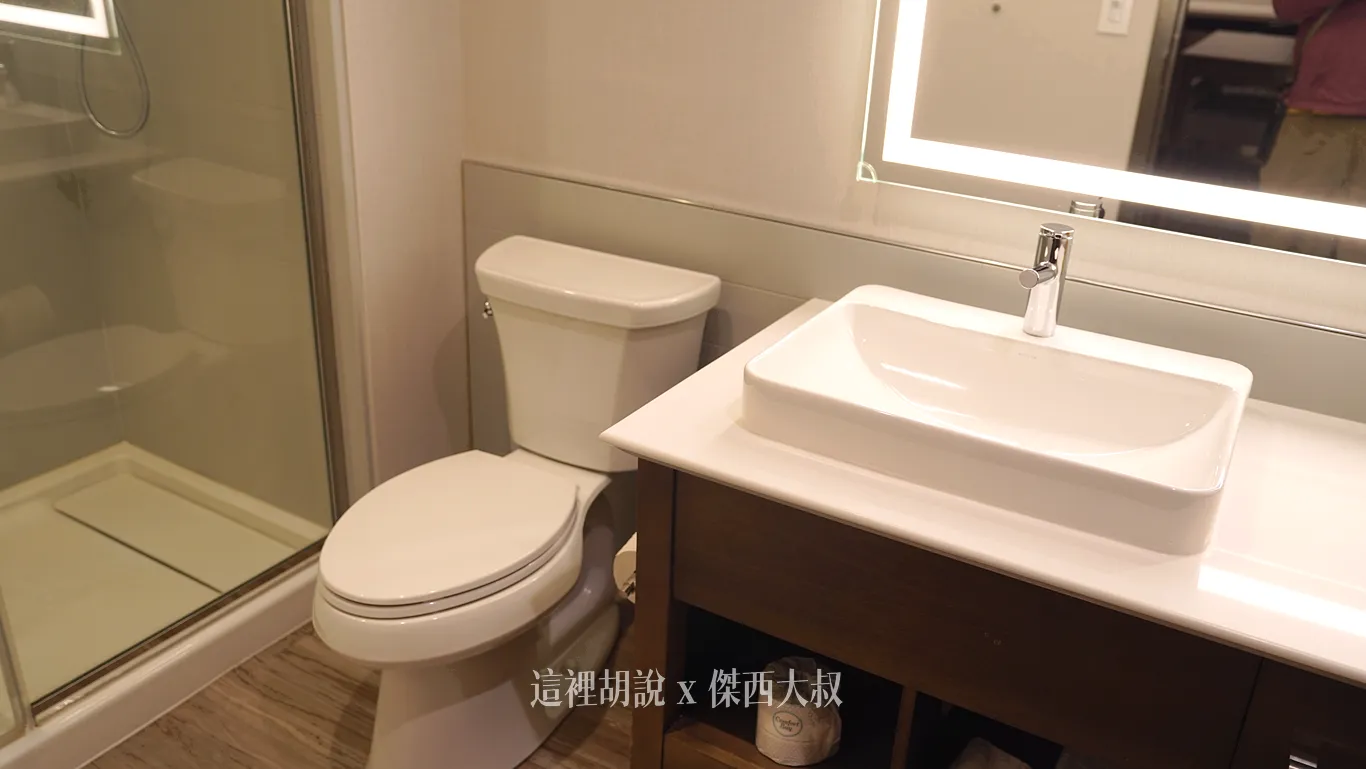 美式的馬桶跟洗手台
