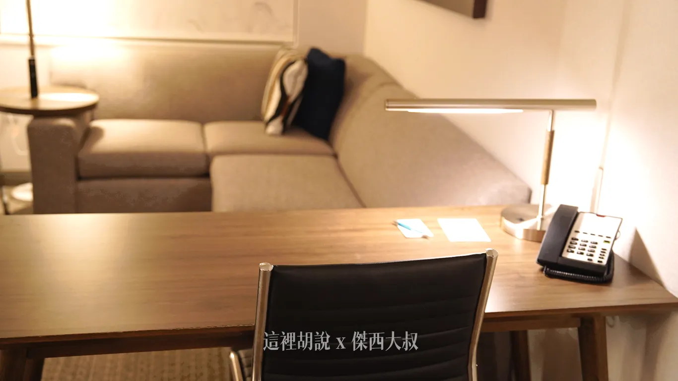 沙發旁邊則是一個書桌