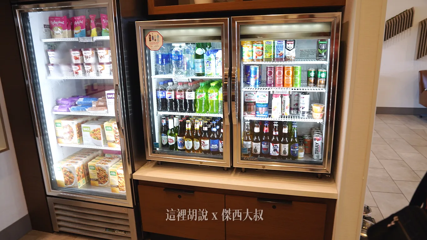 飲料櫃檯則是有冷凍食品，可以在客房內的微波爐加熱