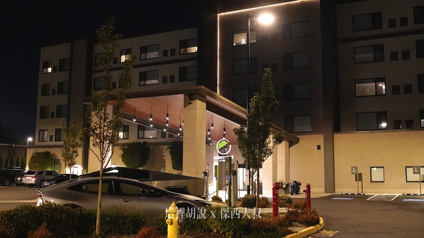 五層樓的建築，沒有太高，門口則停車場位置數量很足夠