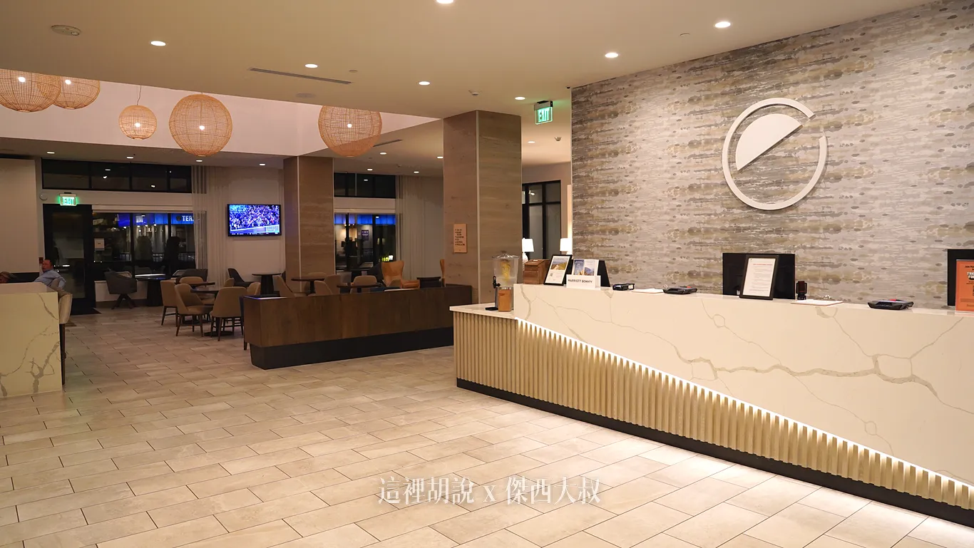 一進門就是飯店的櫃檯，一旁是交誼廳，也是用餐區跟酒吧