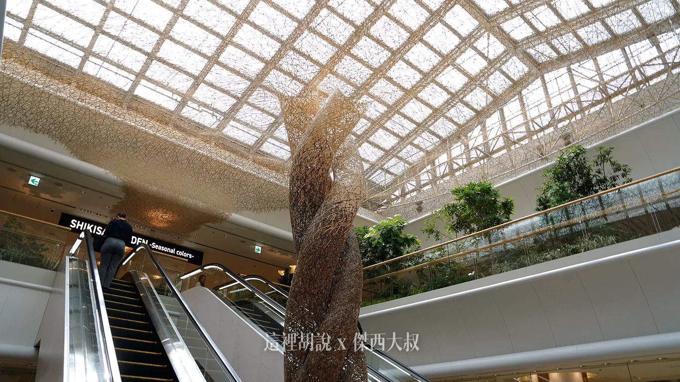 竹編涵蓋了整個天花板區，並且延伸到後方的商業空間