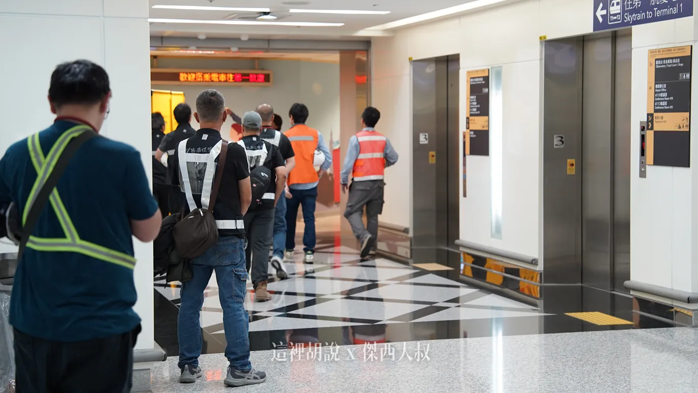 工程團隊在確認沿線旅客都清場完畢之後,準備進行進場作業(還沒開始施工,現場確認階段,後續進場施工人員都有配戴安全帽) 工程團隊在確認沿線旅客都清場完畢之後,準備進行進場作業(還沒開始施工,現場確認階段,後續進場施工人員都有配戴安全帽)
