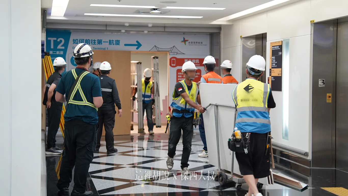 完成輕隔間的施作,以及外側的告示海報張貼 完成輕隔間的施作,以及外側的告示海報張貼