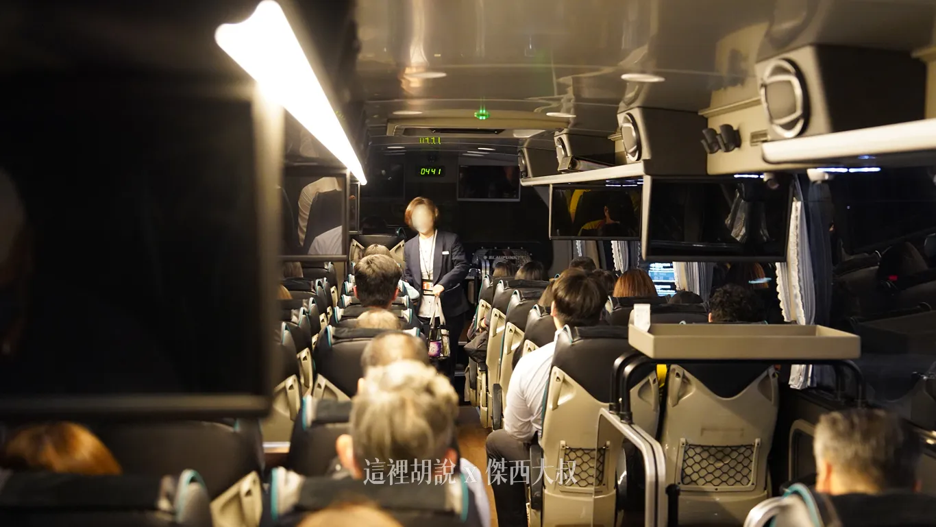 目前使用的接駁車是遊覽車型式 目前使用的接駁車是遊覽車型式