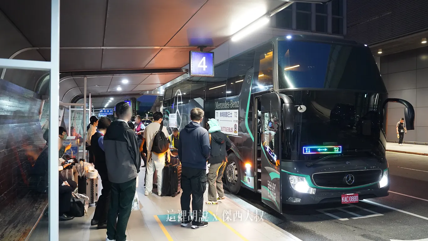 上下車會有一個小幫手幫忙上下行李 上下車會有一個小幫手幫忙上下行李
