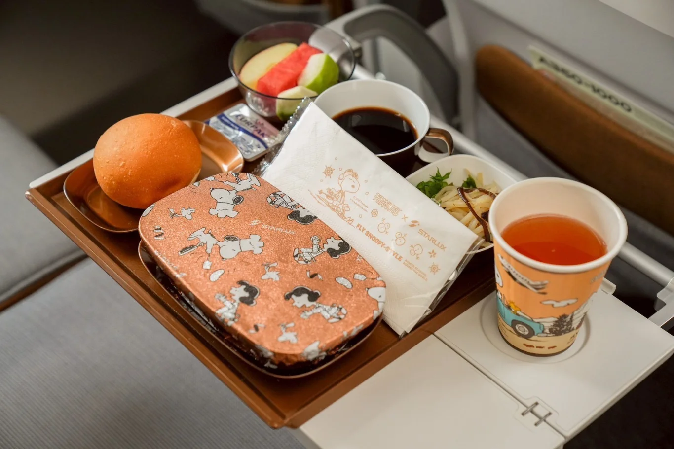 SNOOPY 主題航班：機上餐飲、紙巾、餐盒