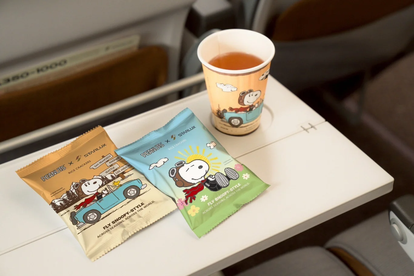 SNOOPY 主題航班：機上米果、紙杯