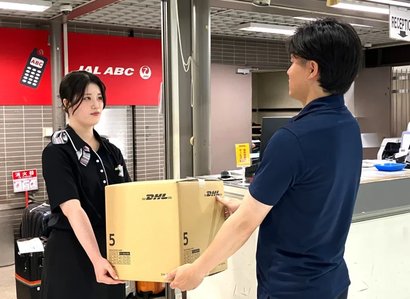 JAL ABC 攜手國際快遞巨頭 DHL 於成田機場啟動海外行李寄送服務 - 這裡胡說 JL TALKS