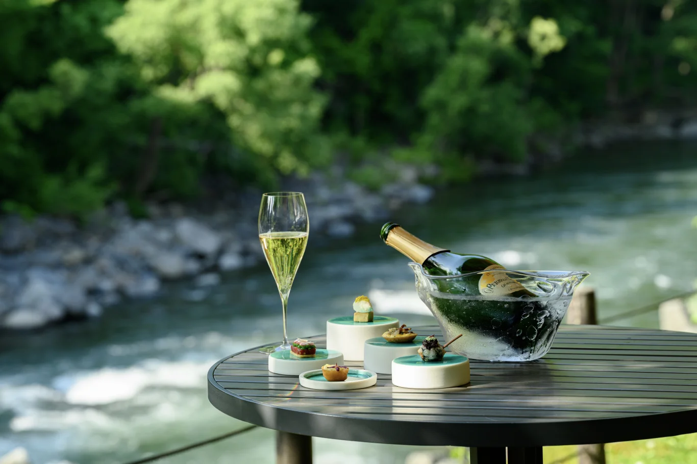 在溪流沿岸的露台享用餐前酒。 在溪流沿岸的露台享用餐前酒。