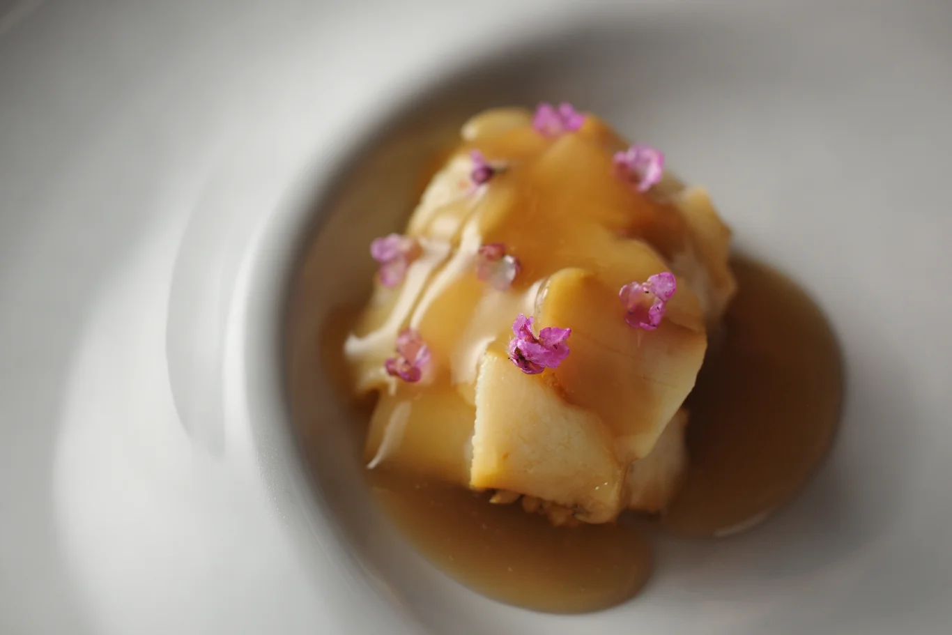靈感源自鄉土料理「草莓煮」,將海膽、鮑魚與米飯、番紅花香氣完美疊加的溫前菜。 靈感源自鄉土料理「草莓煮」,將海膽、鮑魚與米飯、番紅花香氣完美疊加的溫前菜。