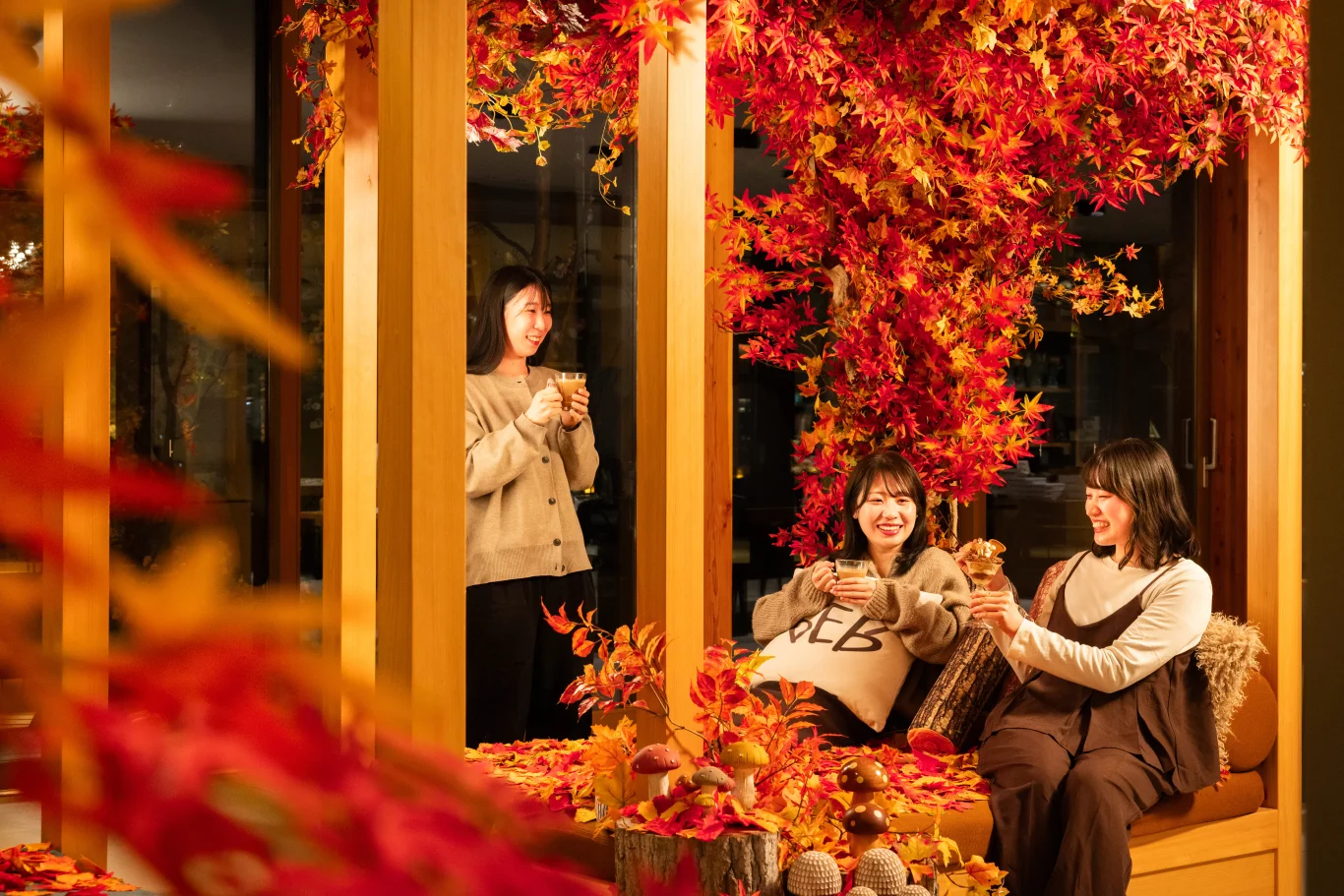 裝飾著秋天紅葉與仿真蕈菇的特色 Yagura 沙發。 裝飾著秋天紅葉與仿真蕈菇的特色 Yagura 沙發。