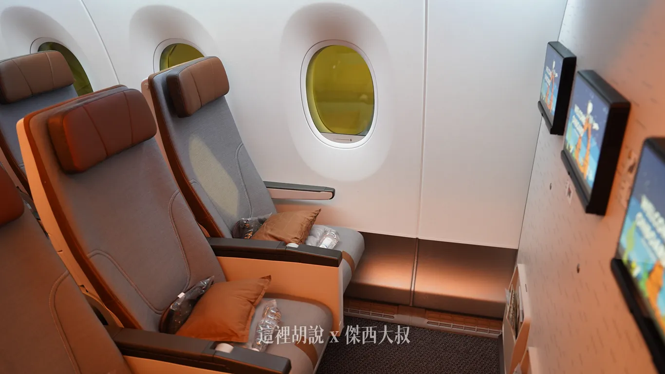 31ABC座位空間只有一個窗戶，前方則是為艙壁空調管路的空間