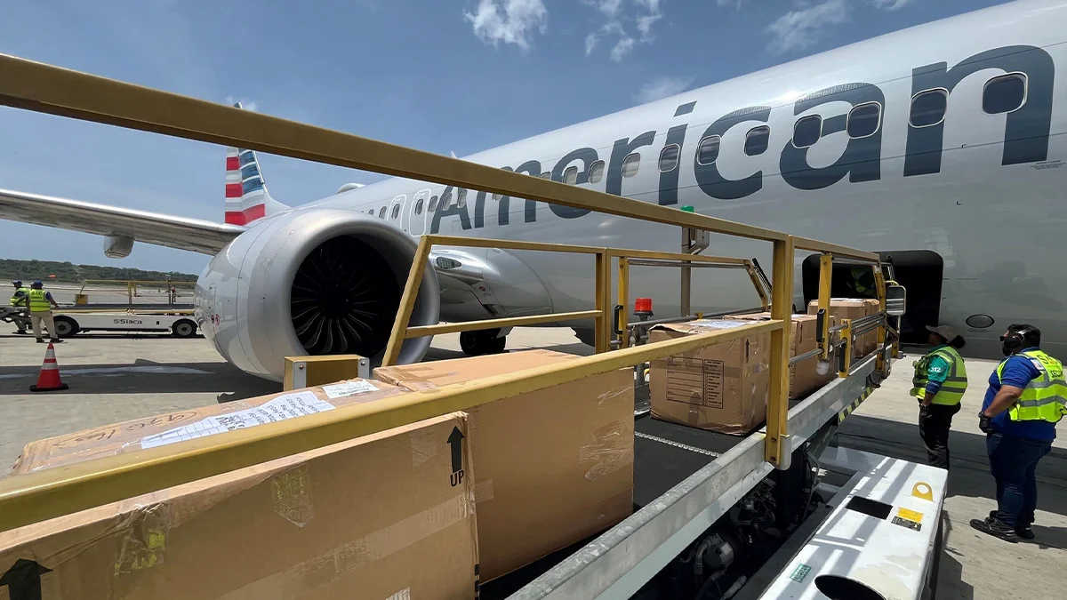 美國航空團隊成員抵達 CCS，帶來了超過 9,000 磅的必需物資。