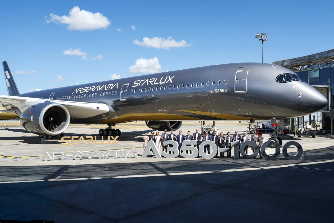 星宇航空、Airbus、Rolls-Royce團隊共同於「空山銀」前拍攝紀念,慶祝交機完成 星宇航空、Airbus、Rolls-Royce團隊共同於「空山銀」前拍攝紀念,慶祝交機完成