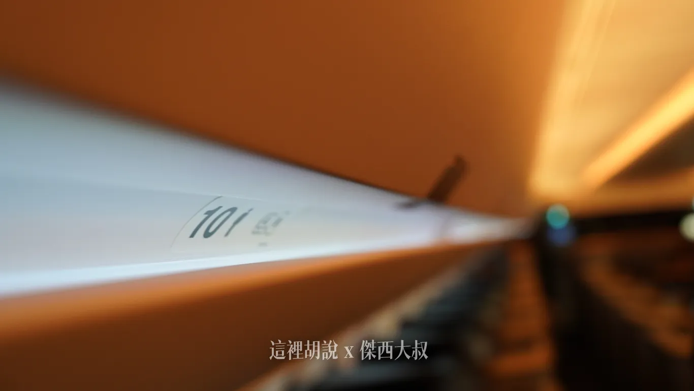 客艙上方的行李艙凹槽處，特地設置了散發柔和白光的扶手燈光與座位標示，在暖色調天花板氛圍燈映襯下作為乘客開啟時的指引。