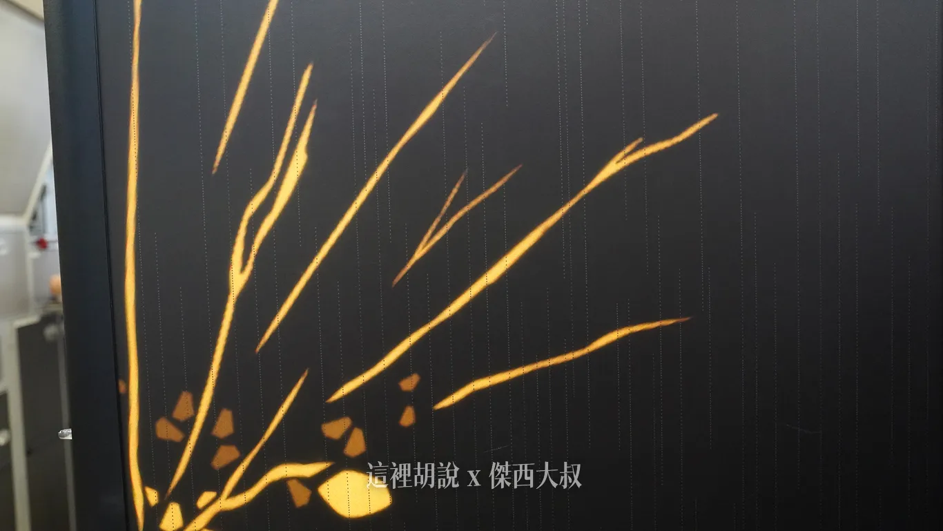 左右兩張照片，可以比對電子迎賓飾板