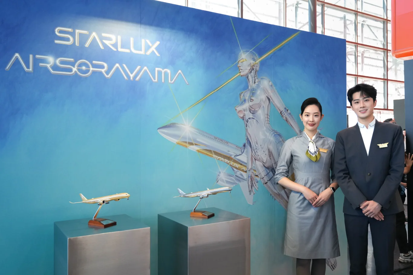 照片多：完整星宇航空 空山基備品曝光 10月正式登機 7/12首航東京：於桃園國際機場第三航廈北廊廳舉辦發表會