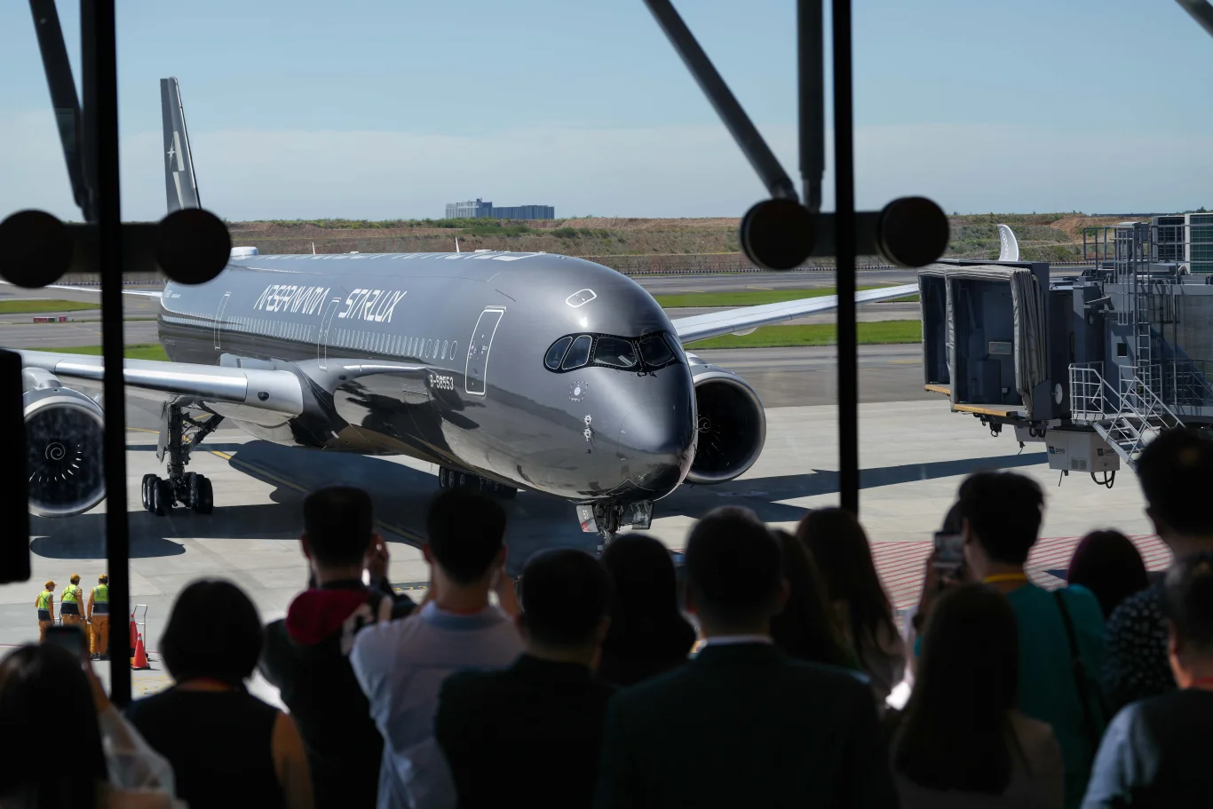 星宇航空B58553空山銀飛機於發表會現身。