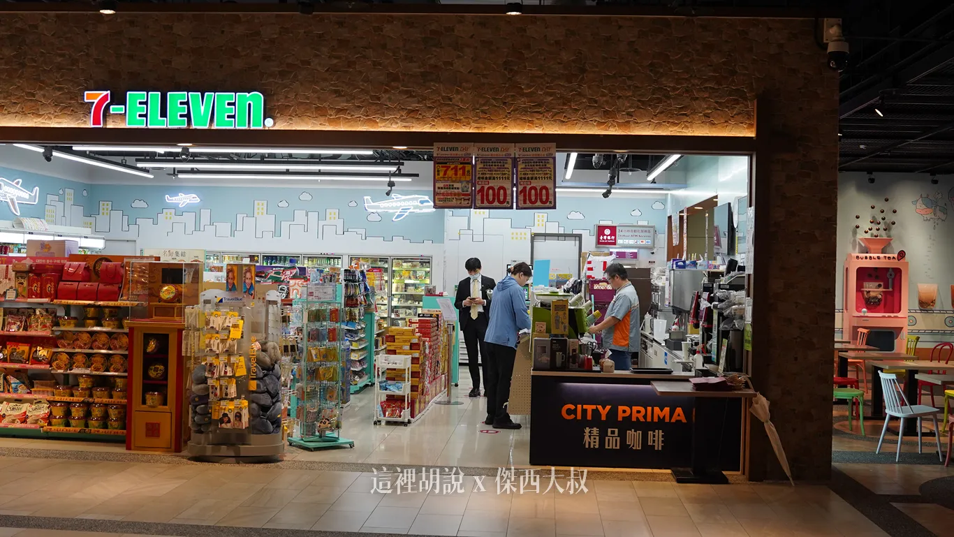 便利商店維持24小時營運，提供還在機場內的工作人員，基本的餐食服務