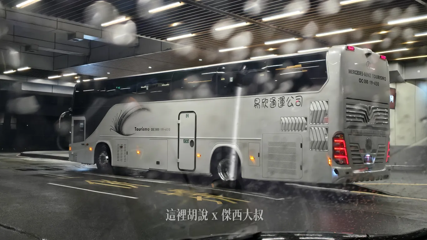 航廈接駁巴士維持運作，就算沒有旅客，還是有機場工作人員需要往返一二航廈