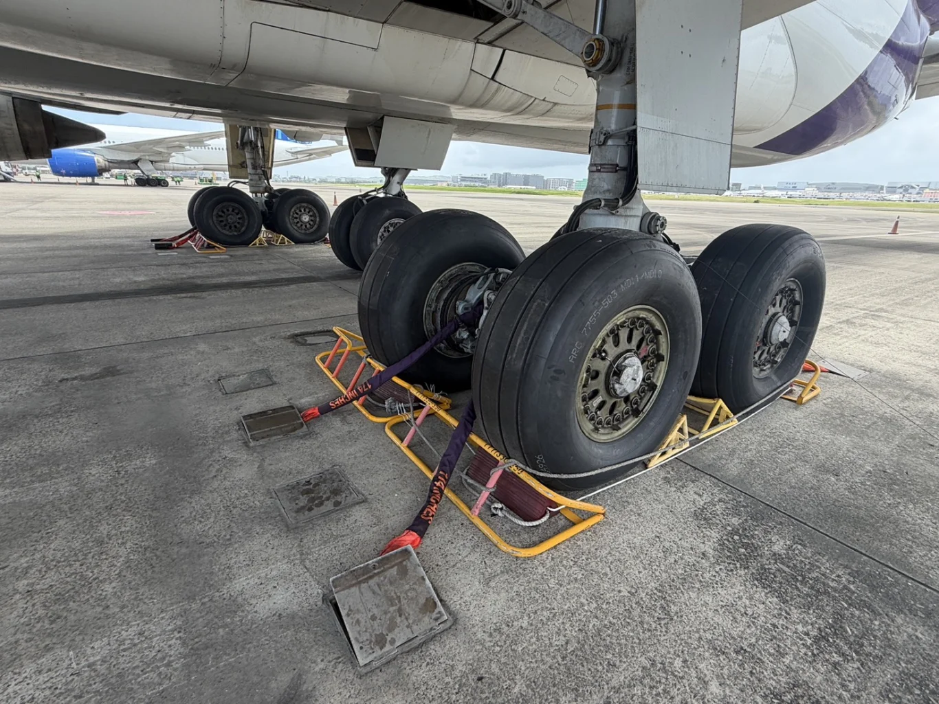需要在桃園機場停留的飛機，需要確實綁好、同時需要加滿油，增加飛機的重量，避免飛機飄移。圖片/FABG