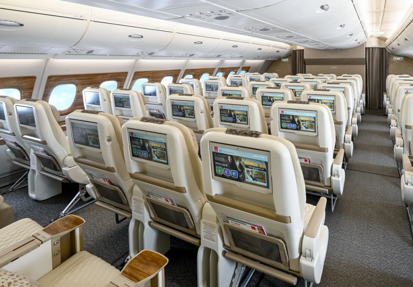 100 架客機、44 個月與 440 萬工時：阿聯酋航空客艙改裝計畫寫下重要里程碑 - 這裡胡說 JL TALKS
