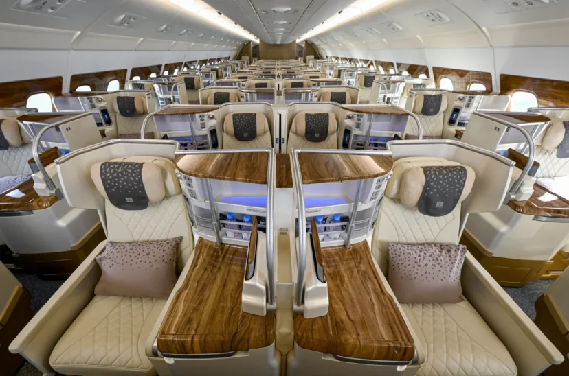 100 架客機、44 個月與 440 萬工時：阿聯酋航空客艙改裝計畫寫下重要里程碑 - 這裡胡說 JL TALKS